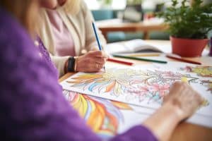 2 personnes faisant des coloriages aux crayons de couleurs